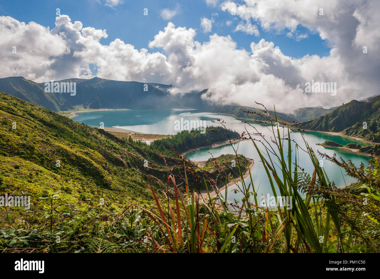 Vue sur Lagoa do Fogo lac de feu sur l'île de Sao Miguel Açores un lac de cratère dans le massif du volcan Água de Pau Banque D'Images