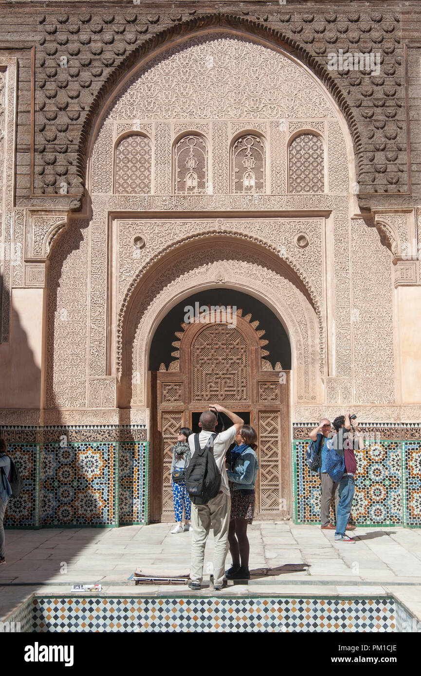 26-02-15, Marrakech, Maroc. Les touristes de prendre des photos à la Medersa Ben Youssef, le fils de Joseph ou l'école. Photo © Simon Grosset Banque D'Images