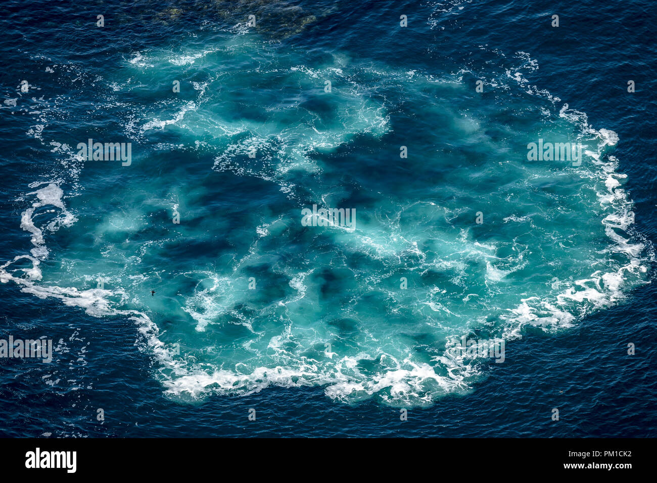 Vagues dans l'océan Atlantique bleu Banque D'Images