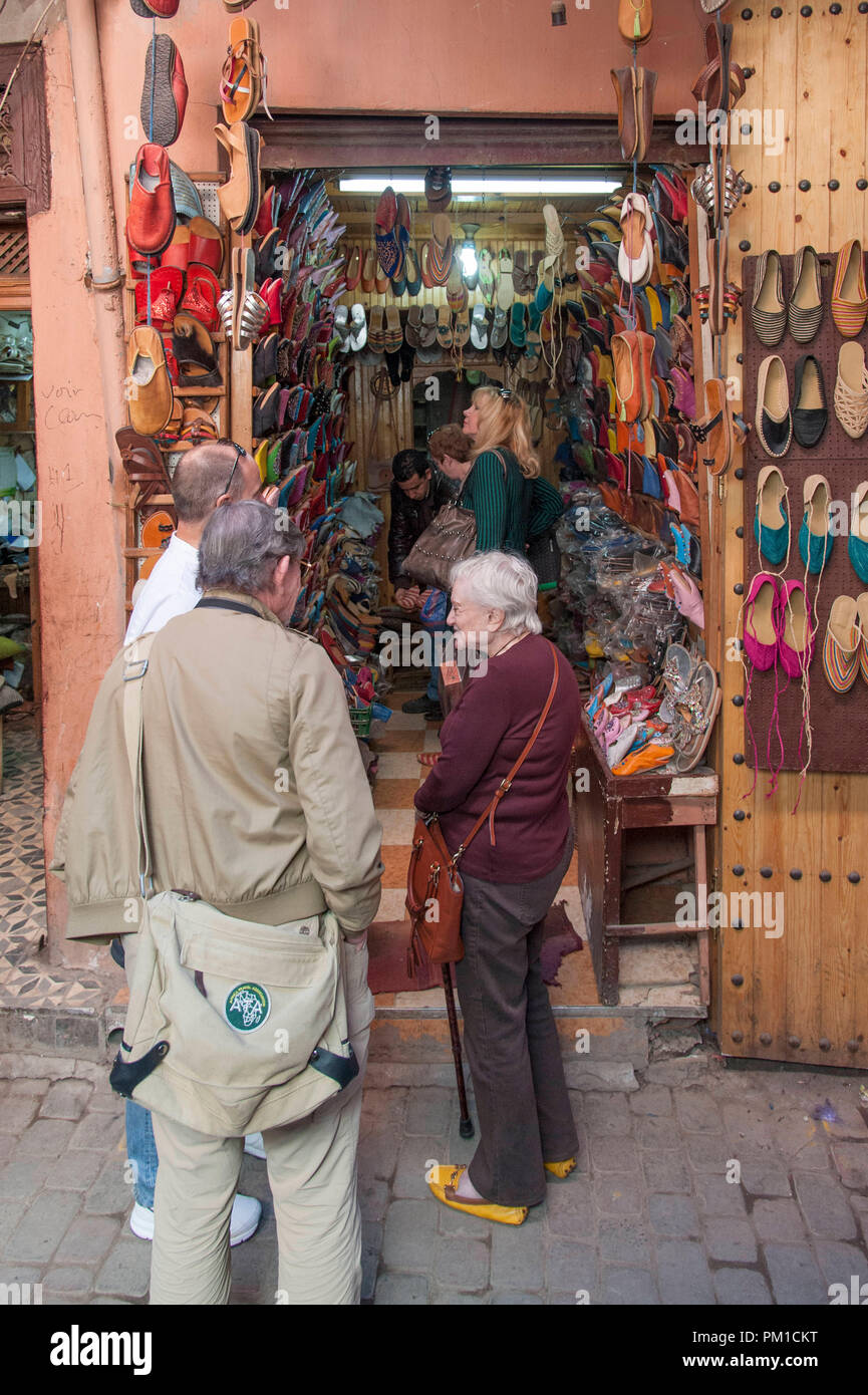 26-02-15, Marrakech, Maroc. Les touristes aller faire du shopping dans les souks. Photo © Simon Grosset Banque D'Images