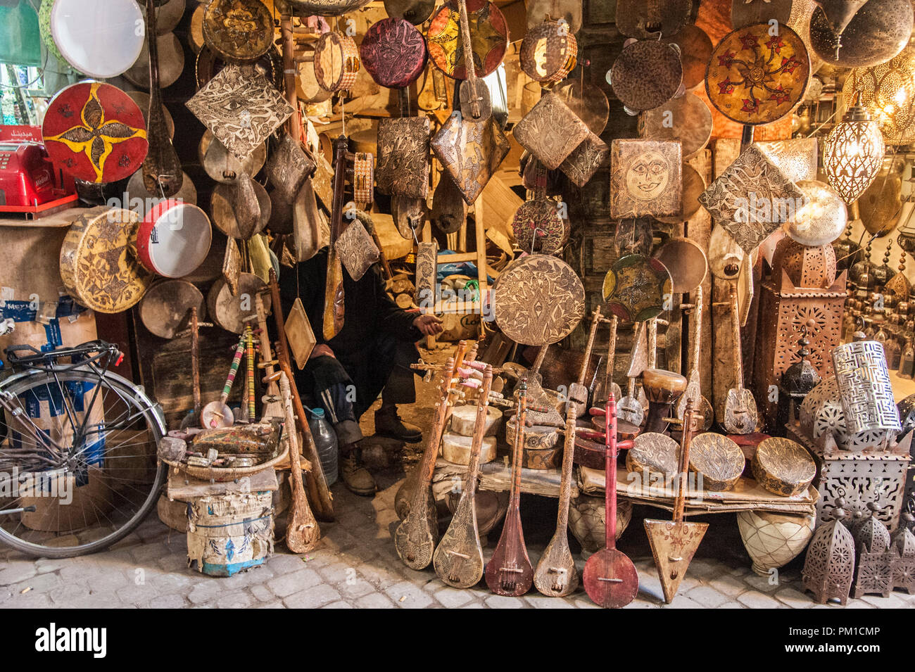 26-02-15, Marrakech, Maroc. Des instruments de musique d'occasion à vendre dans la médina. Photo © Simon Grosset Banque D'Images