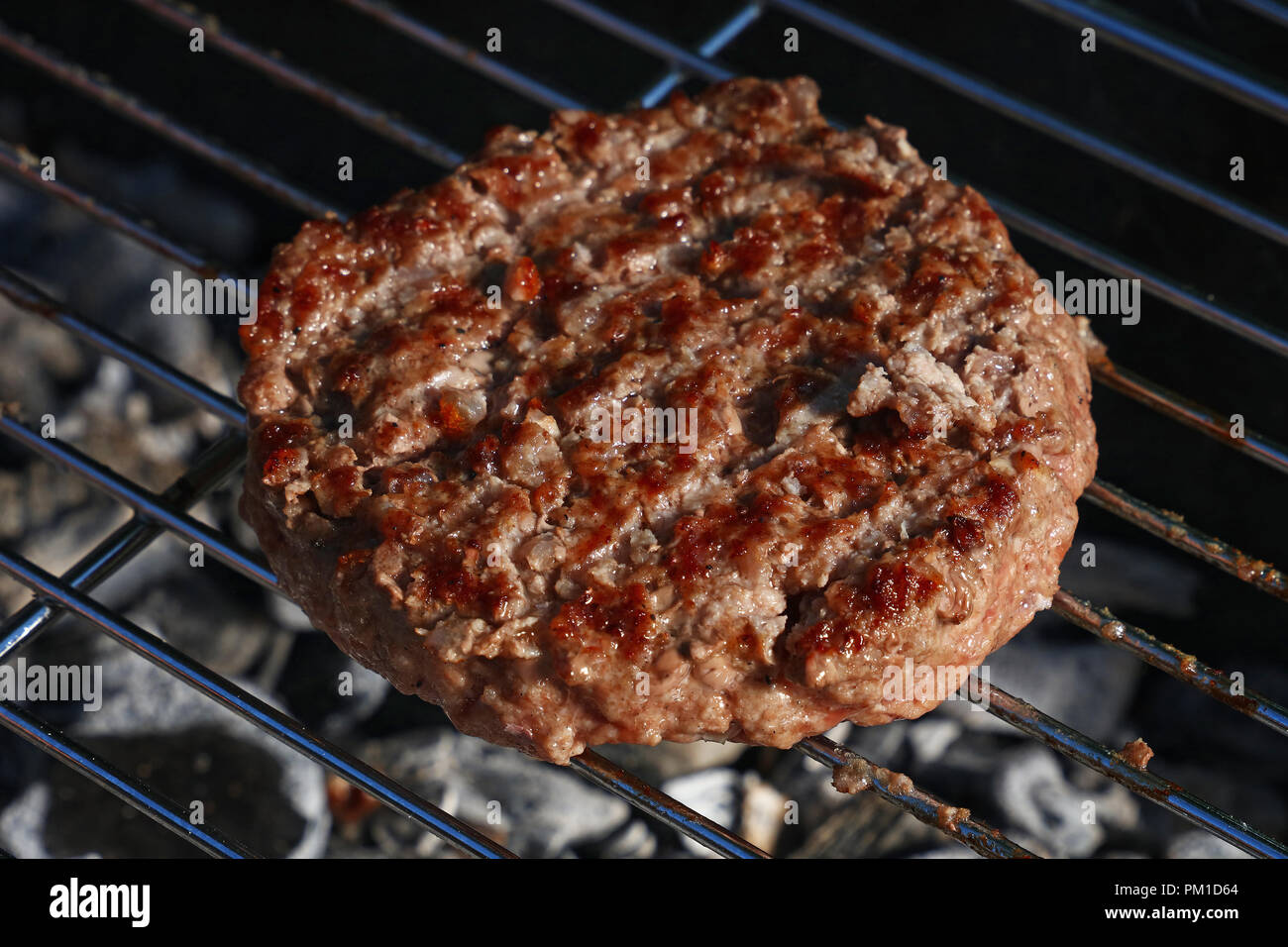 Close up de bœuf ou de porc barbecue la Viande pour hamburger hamburgers préparés grillées sur barbecue, high angle view Banque D'Images