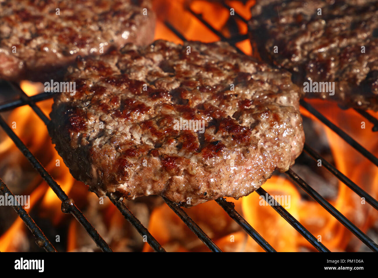 Close up de bœuf ou de porc barbecue la Viande pour hamburger hamburgers préparés grillés sur un barbecue feu flamme grill, high angle view Banque D'Images