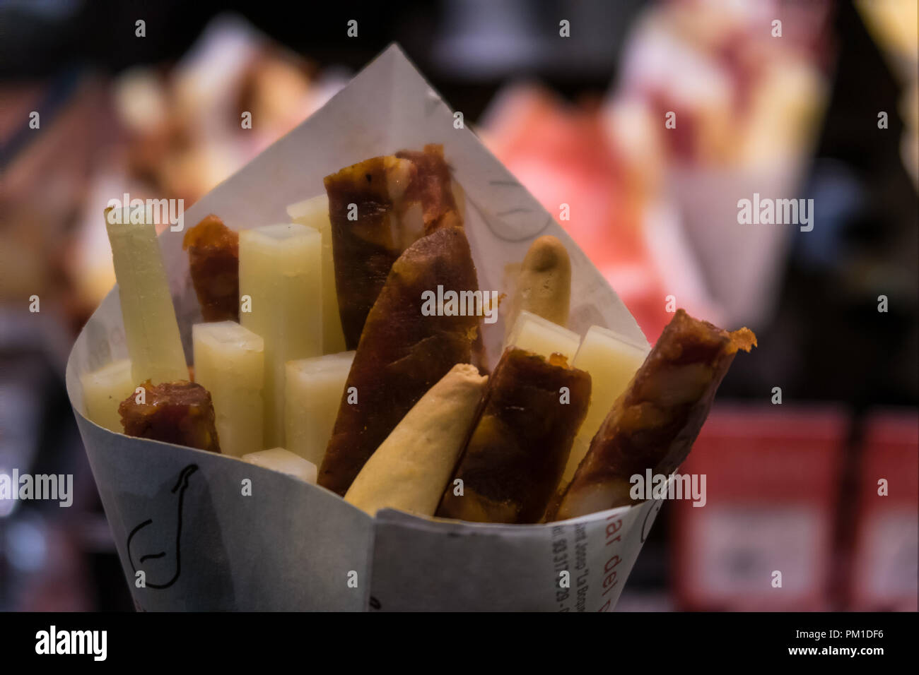 Chorizo, Fromage & Longuet Snack dans un cône de papier a servi à St Josep Marché de La Boqueria à Barcelone. Région catalane de l'Espagne Banque D'Images