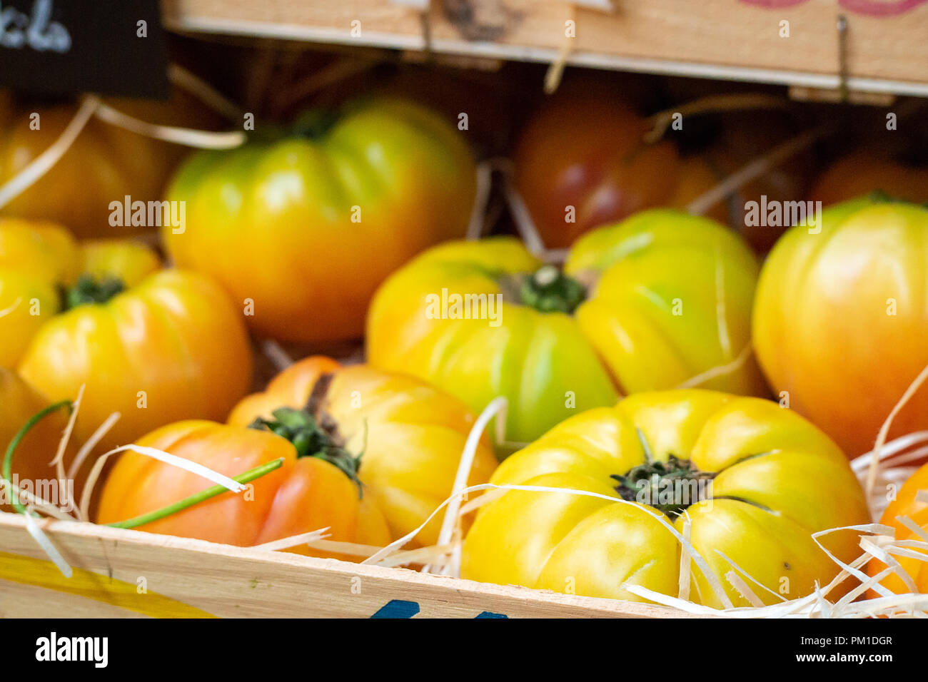 Fresh Jaune, Rouge & Orange tomates Boeuf en vente à Borough Market, Southwark, London UK Banque D'Images