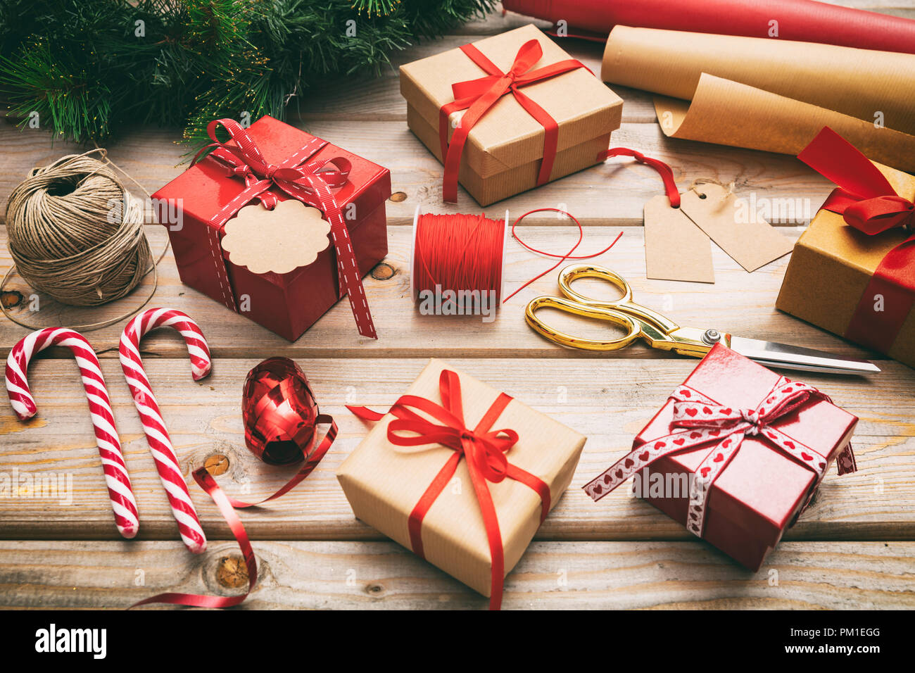 Préparation de Noël. Boîtes cadeaux rétractable sur fond de bois Banque D'Images