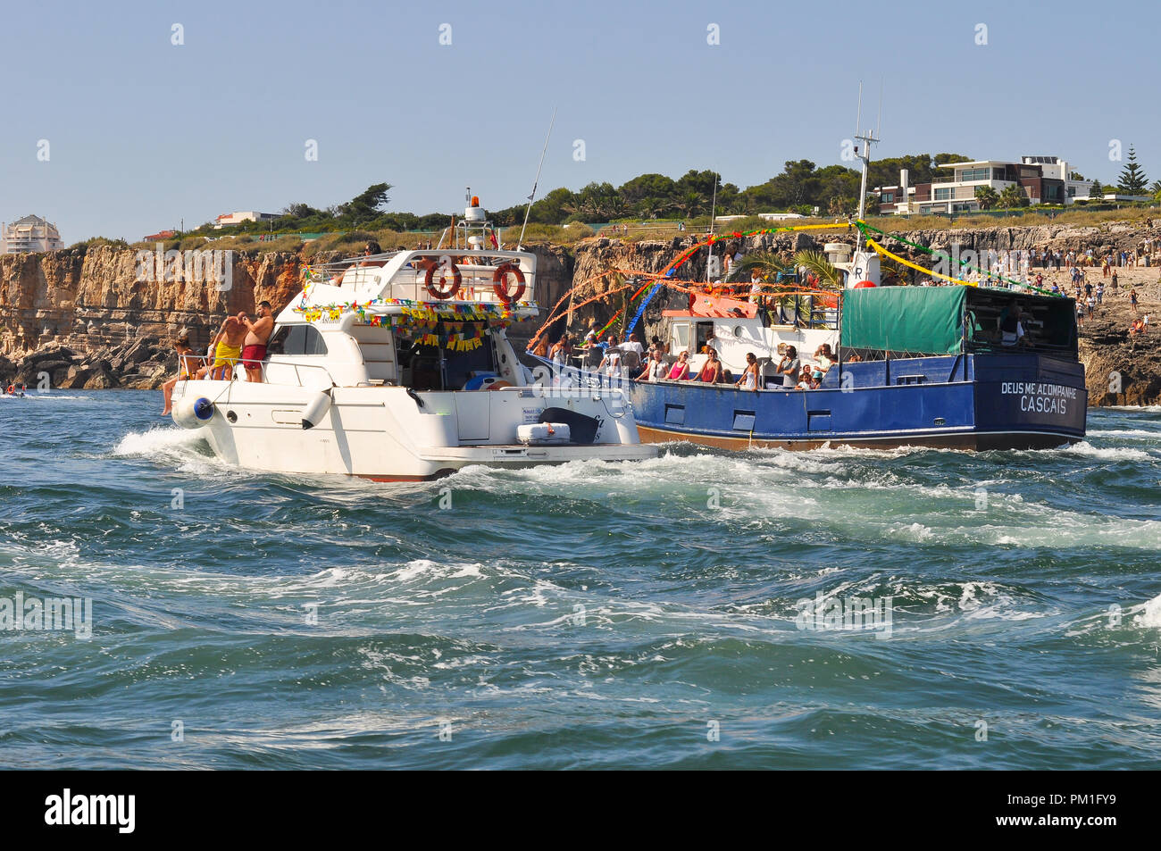 Bateaux de pêche sur la Procession Maritime de Nossa Senhora do Cabo, Cascais Banque D'Images