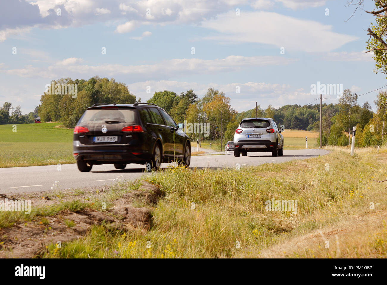 Jarna, Suède - 10 juillet 2018 : Les voitures sur une route de campagne. Banque D'Images