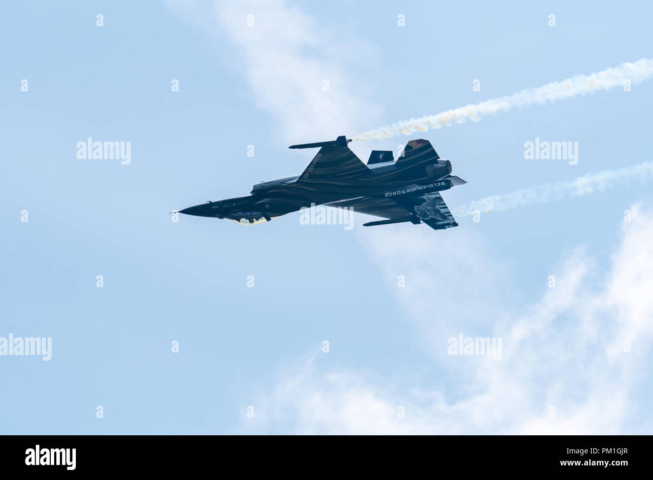 TELFORD, Royaume-Uni, 10 juin 2018 - Une photographie documentant la Force Aérienne Belge F-16 Fighting Falcon s'affichent dans le ciel au-dessus de la RAF à Cosford Air Show Banque D'Images