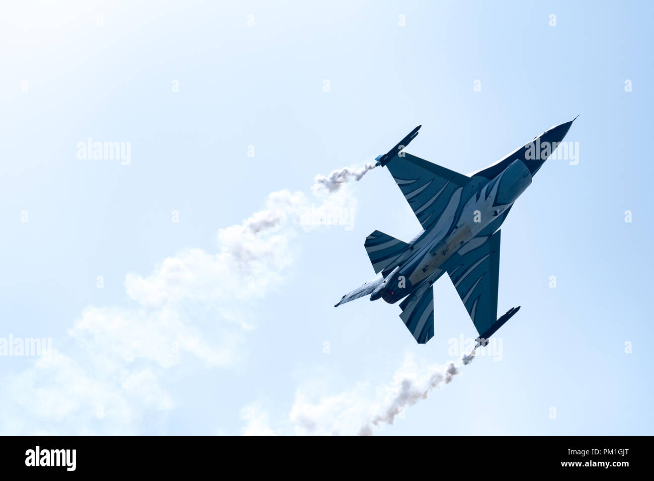 TELFORD, Royaume-Uni, 10 juin 2018 - Une photographie documentant la Force Aérienne Belge F-16 Fighting Falcon s'affichent dans le ciel au-dessus de la RAF à Cosford Air Show Banque D'Images