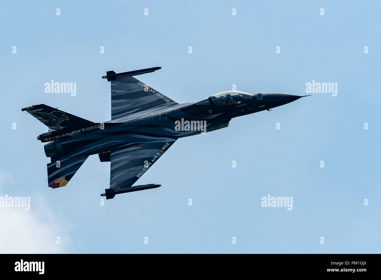 TELFORD, Royaume-Uni, 10 juin 2018 - Une photographie documentant la Force Aérienne Belge F-16 Fighting Falcon s'affichent dans le ciel au-dessus de la RAF à Cosford Air Show Banque D'Images