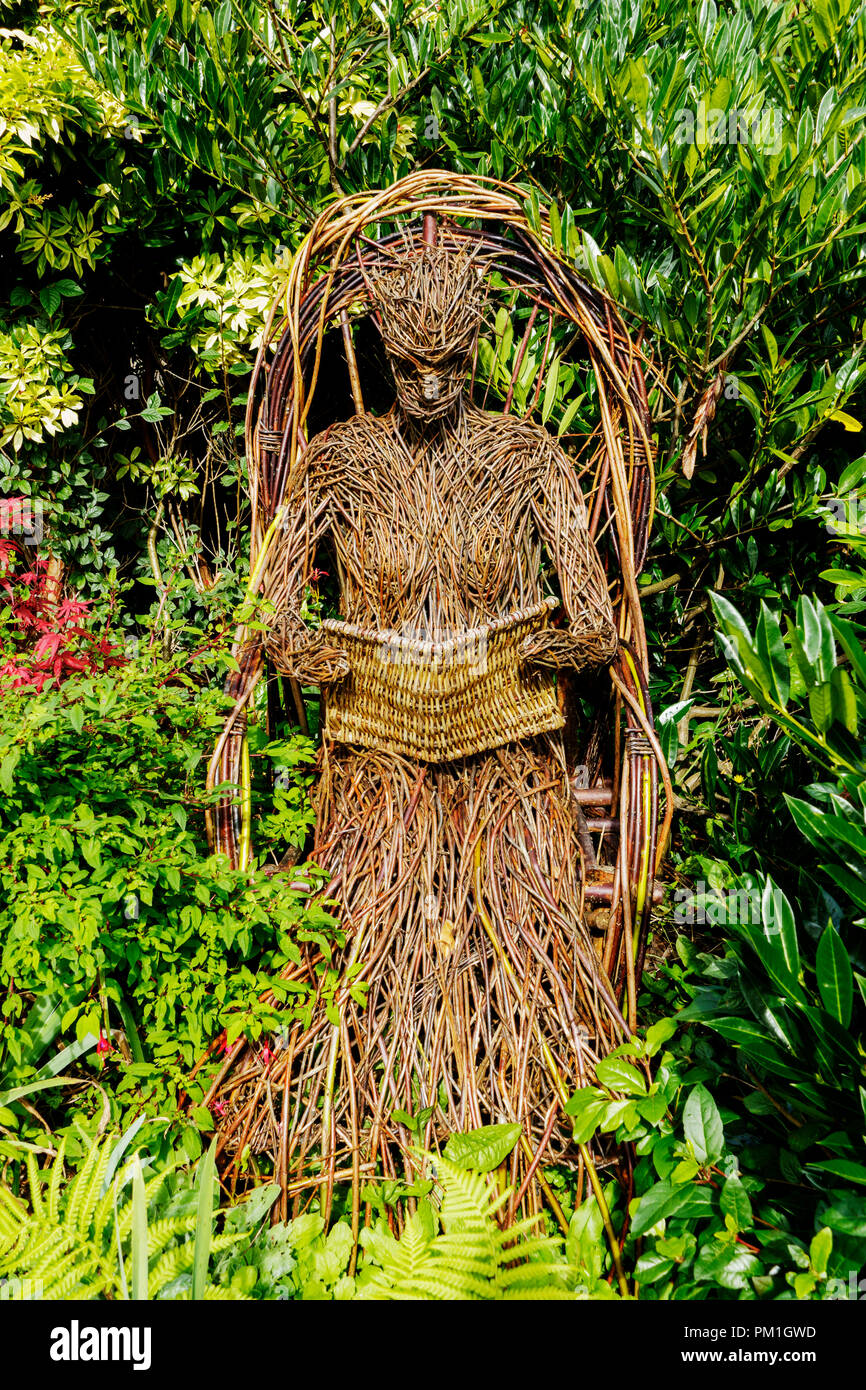 Willow sculpture de femme en train de lire un livre dans Wigtown, ville du livre national de l'Écosse. Créé par Leat Trevor, un sculpteur de saule. Banque D'Images