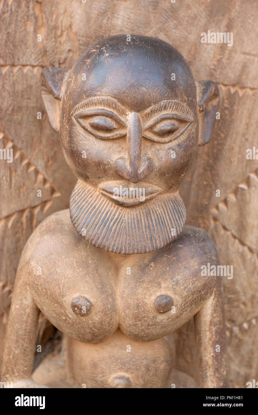 Sculpture en bois Dogon sur un "toguna" (ou cabane de palabre) pilier. La sculpture représente un homme barbu Banque D'Images