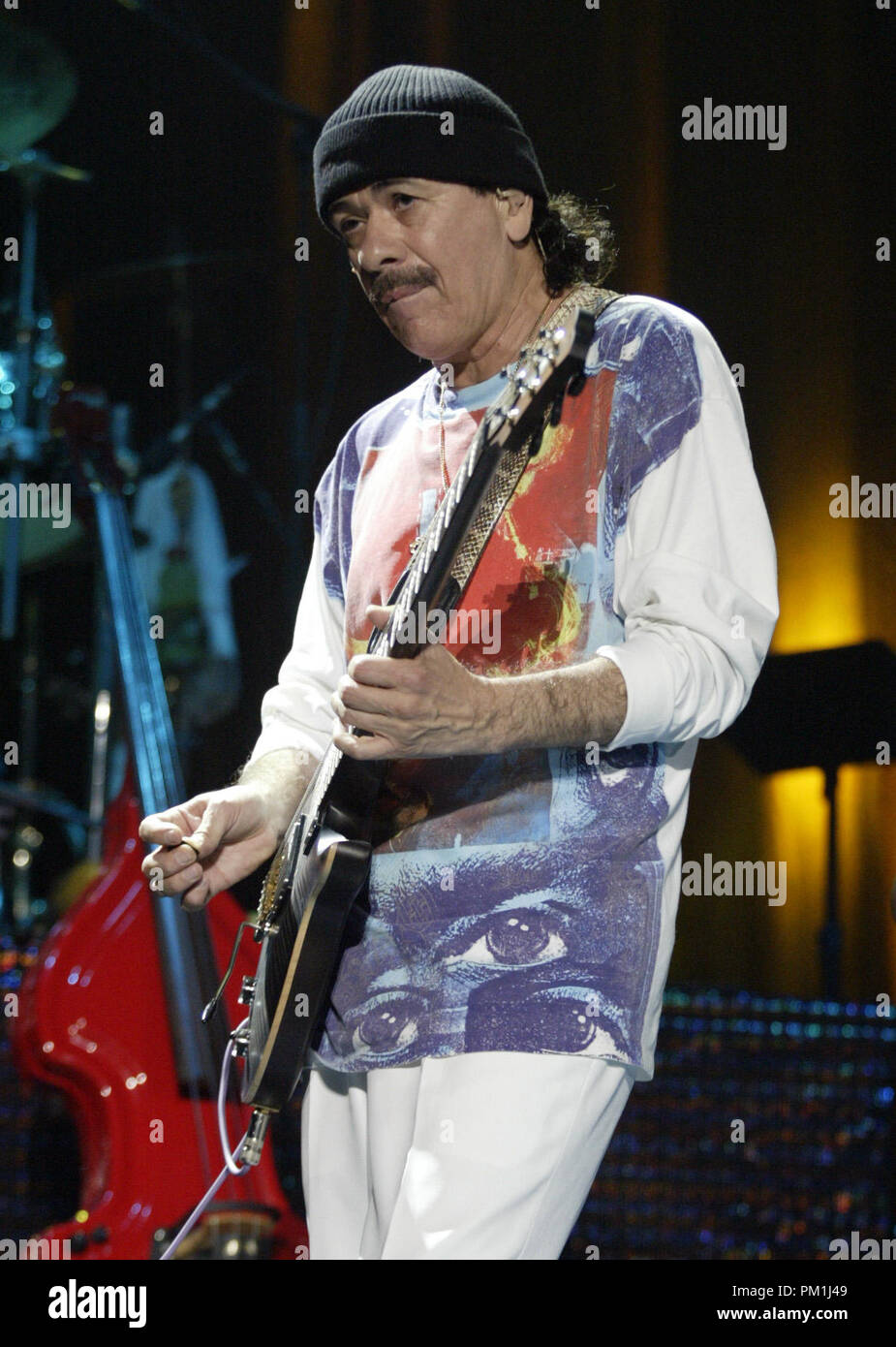 Carlos Santana en concert à l'American Airlines Arena de Miami, Floride le 1 juin 2005. Banque D'Images