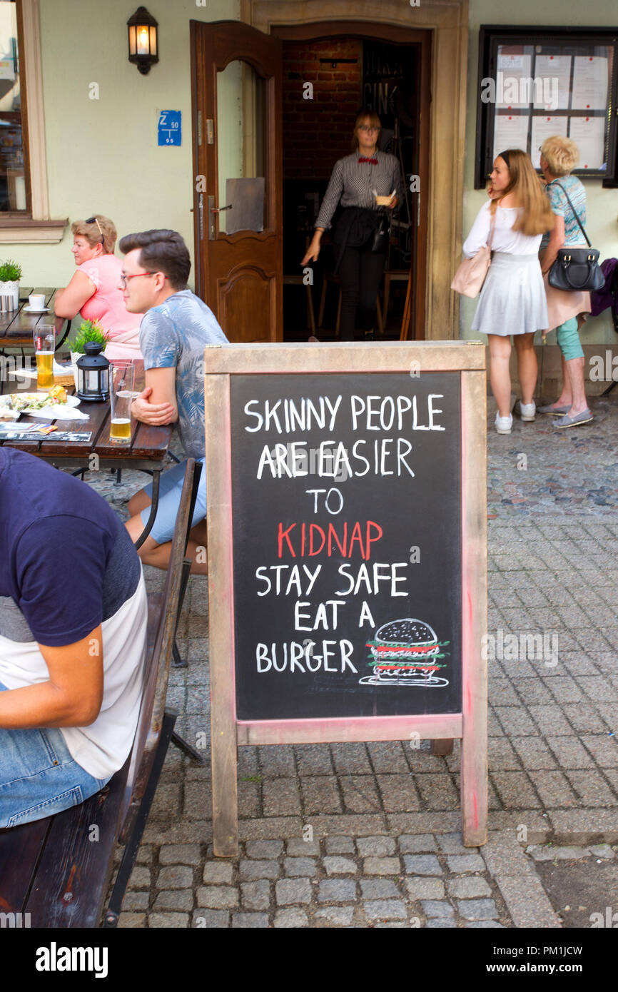 Signe Humoristique A L Exterieur D Un Restaurant A Gdansk Banque D Image Et Photos Alamy