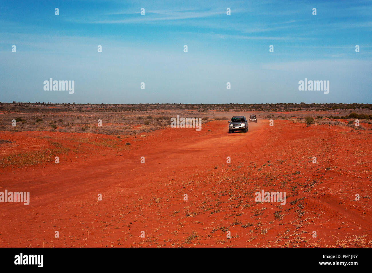 4x4 off road van sur terre rouge de l'arrière-pays australien Banque D'Images