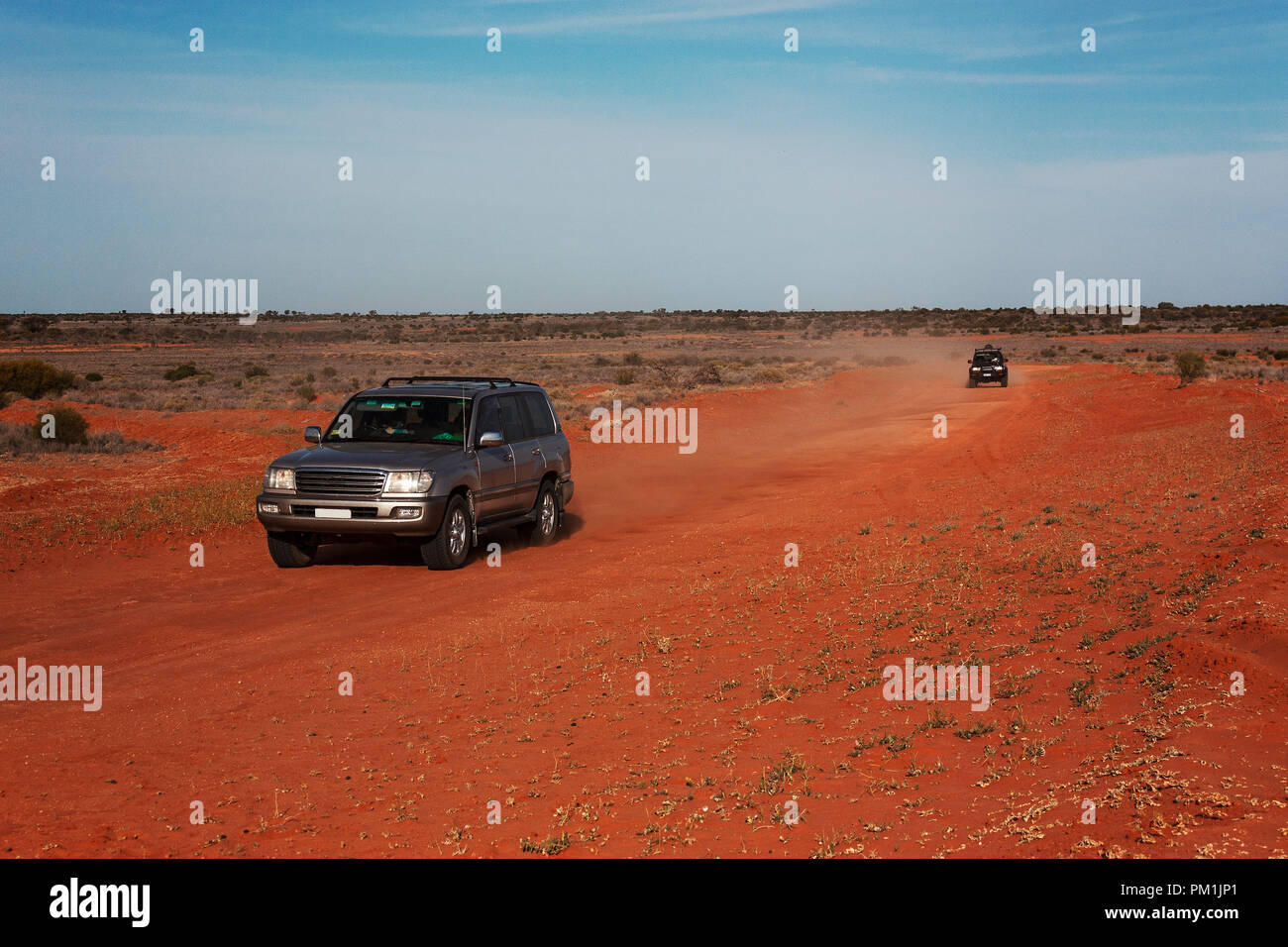 4x4 off road van sur terre rouge de l'arrière-pays australien Banque D'Images