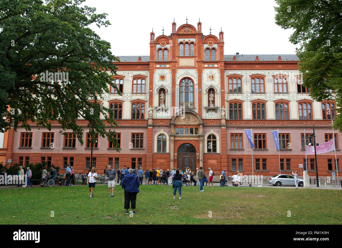 Les touristes à l'extérieur de l'université de Rostock, Allemagne Banque D'Images