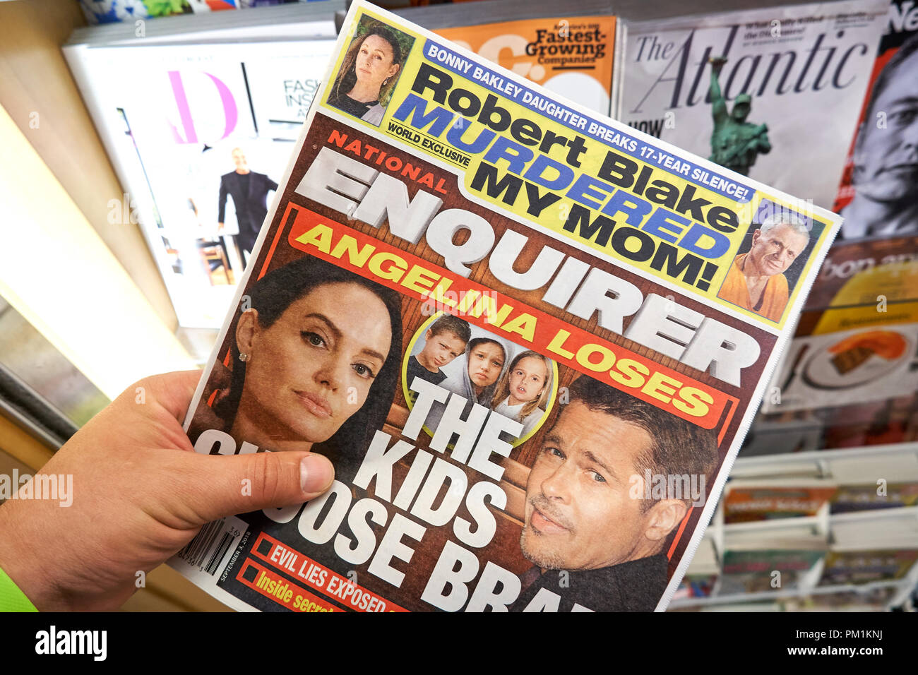 MIAMI, USA - 22 août 2018 : Le National Enquirer journal dans une main. Le National Enquirer est un tabloïd de supermarché américain populaire publié par Banque D'Images