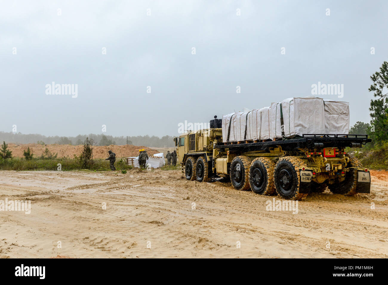 Les soldats de la Garde nationale de Caroline du Sud et L.C. (Ministère des Transports remplir des sacs de sable en prévision de possibles inondations causées par la tempête tropicale Florence, le 15 septembre 2018. Environ 3 200 soldats et aviateurs ont été mobilisés pour préparer, de répondre et de participer aux efforts de rétablissement les prévisionnistes comme la tempête tropicale Florence a le potentiel de causer des inondations et des dommages de l'état comme la tempête fait toucher terre près de la Caroline du Nord et de la côte est. (U.S. Photo de la Garde nationale par le sergent. Jorge Intriago) Banque D'Images
