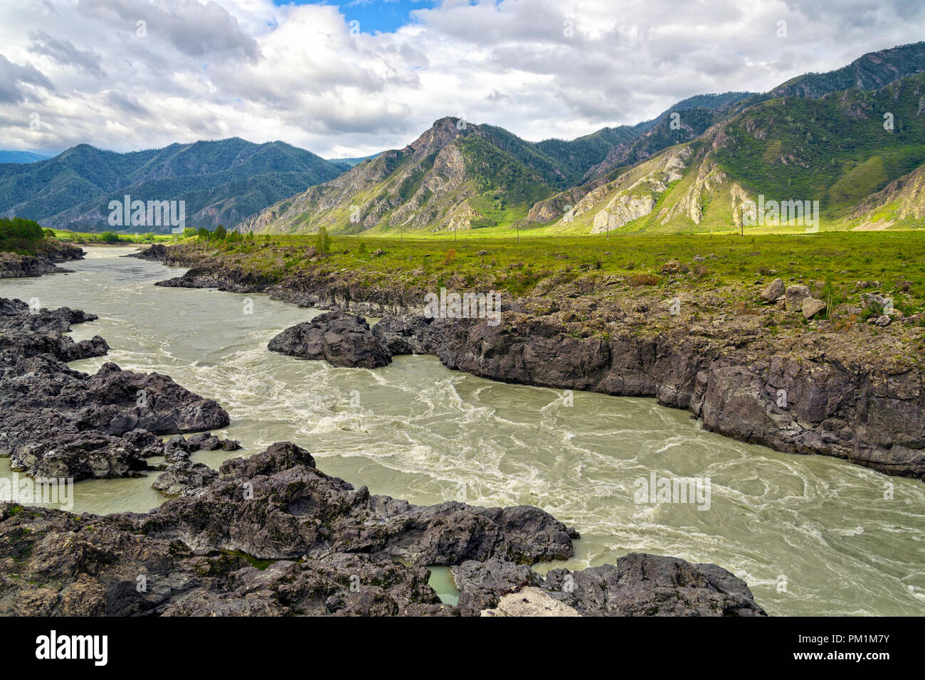 Paysage d'été Turbulent : rivière de montagne qui coule le long de la roche volcanique Banque D'Images