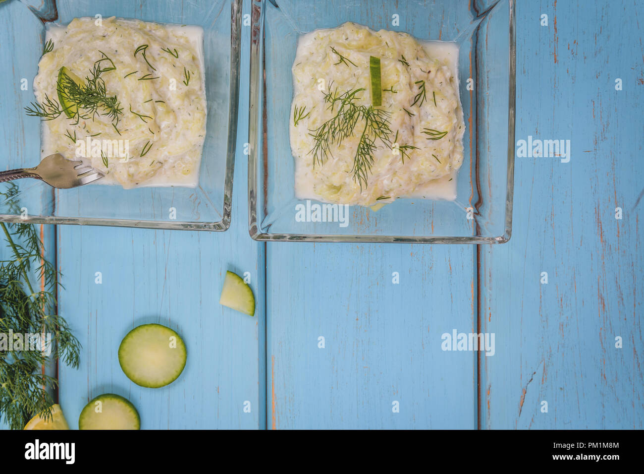 La cuisine grecque traditionnelle de tzatziki. Sauce de concombre, l'ail, l'aneth et yogourt Banque D'Images