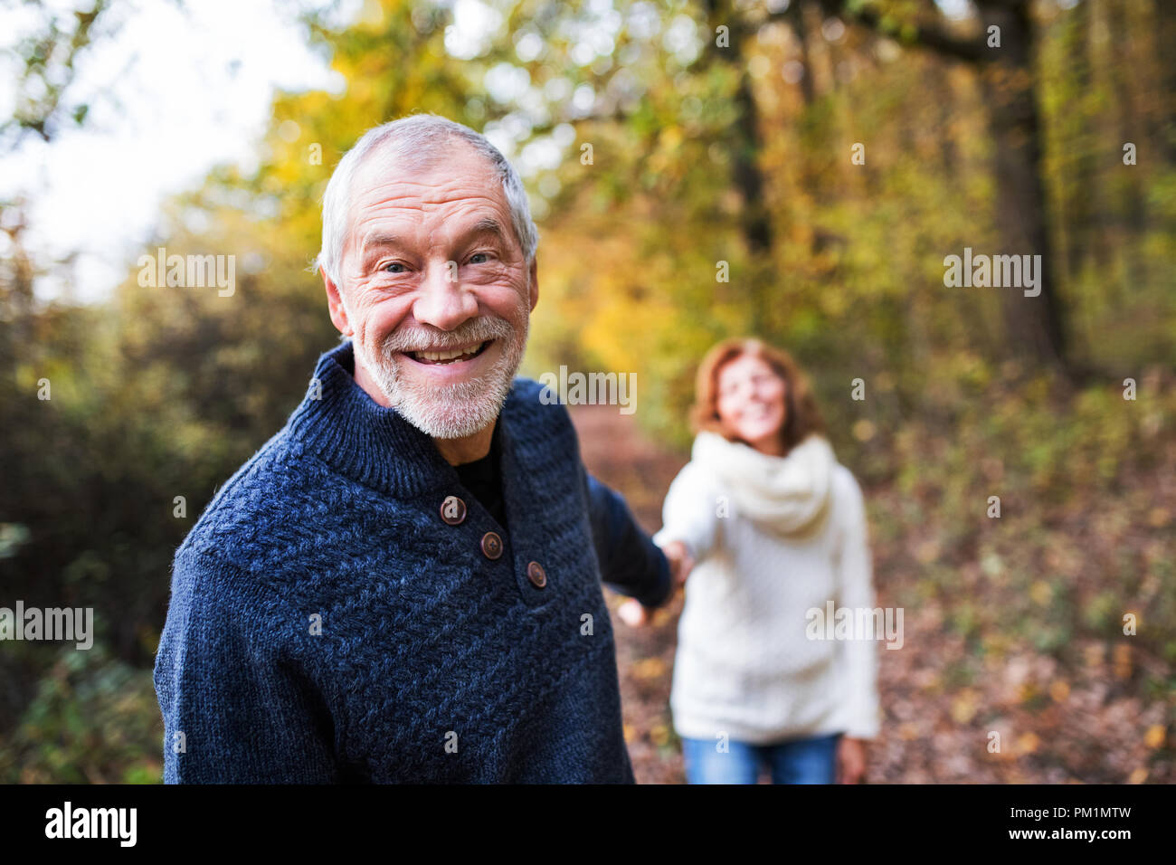 Un portrait d'un couple dans une nature d'automne. Banque D'Images