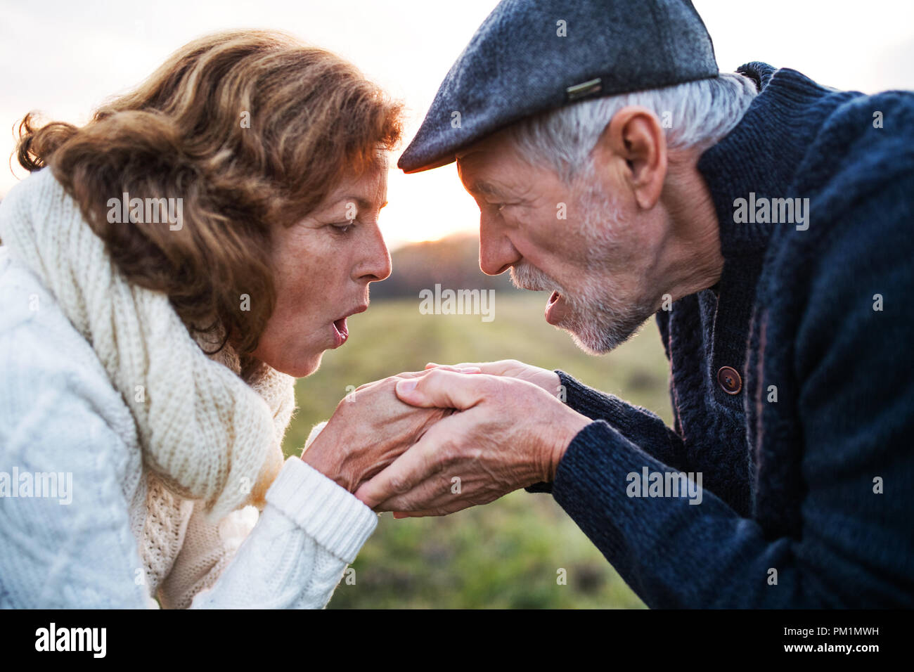 Couple dans une nature d'automne, se tenant la main. Banque D'Images