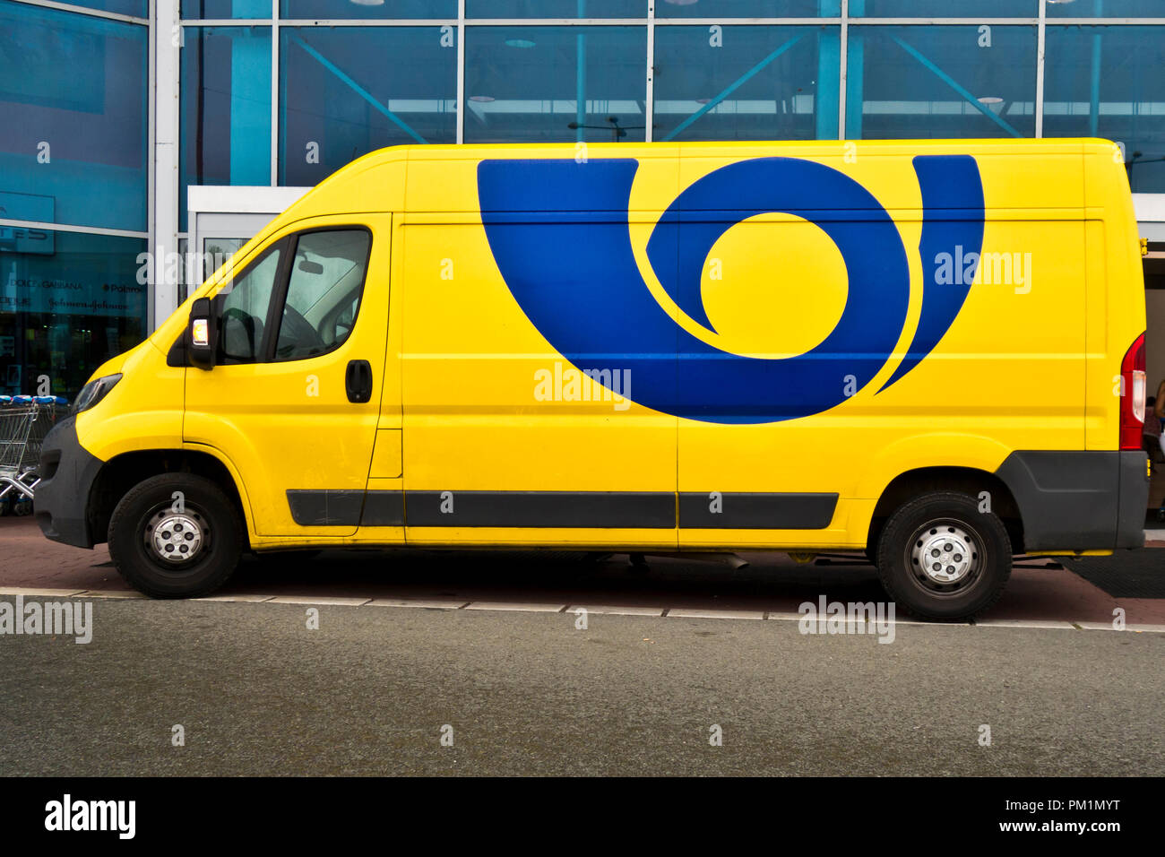 Camion jaune de Ceska Posta pour la livraison du courrier Banque D'Images