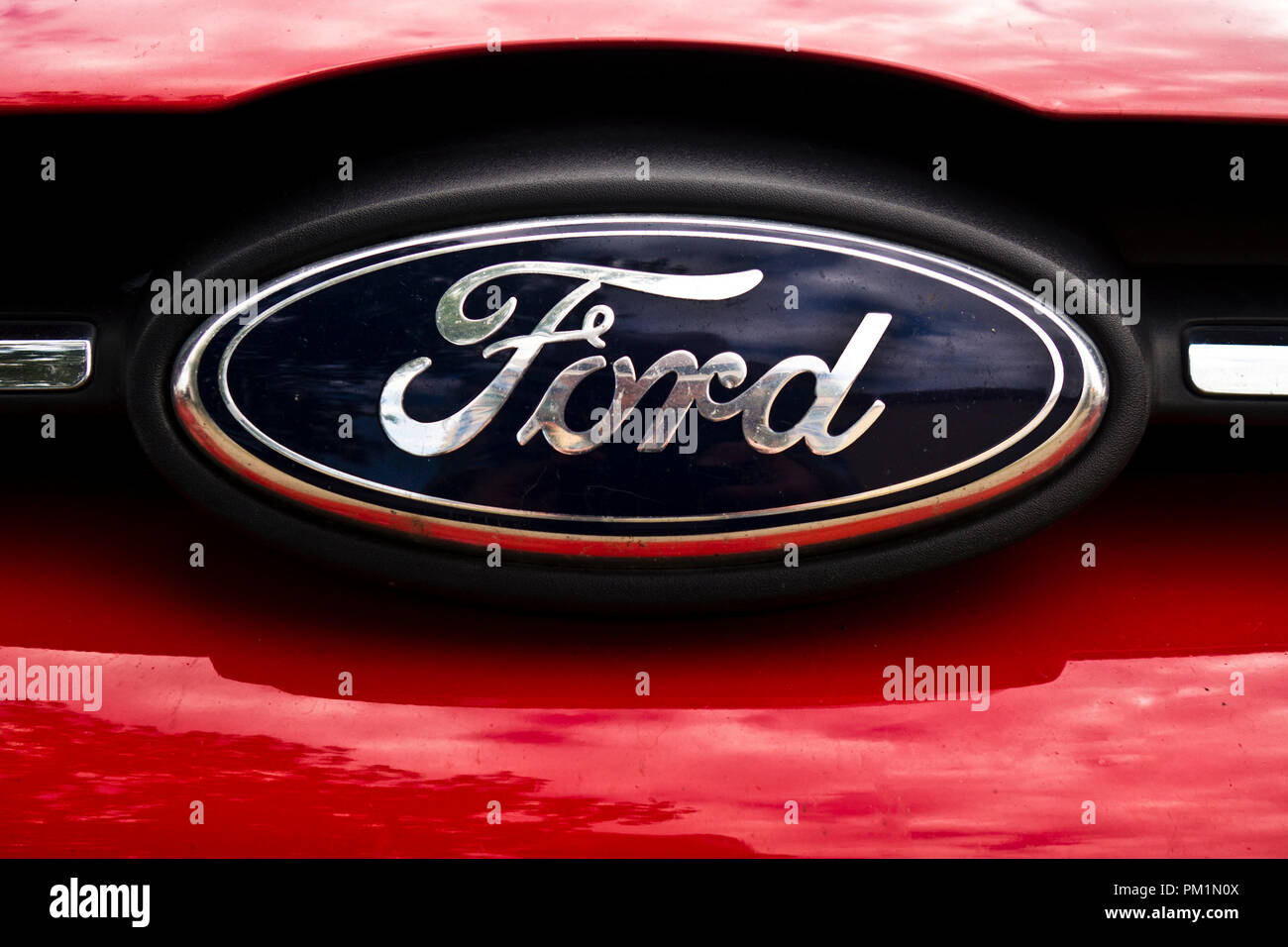 Logo Ford sur une grille de voiture Banque D'Images