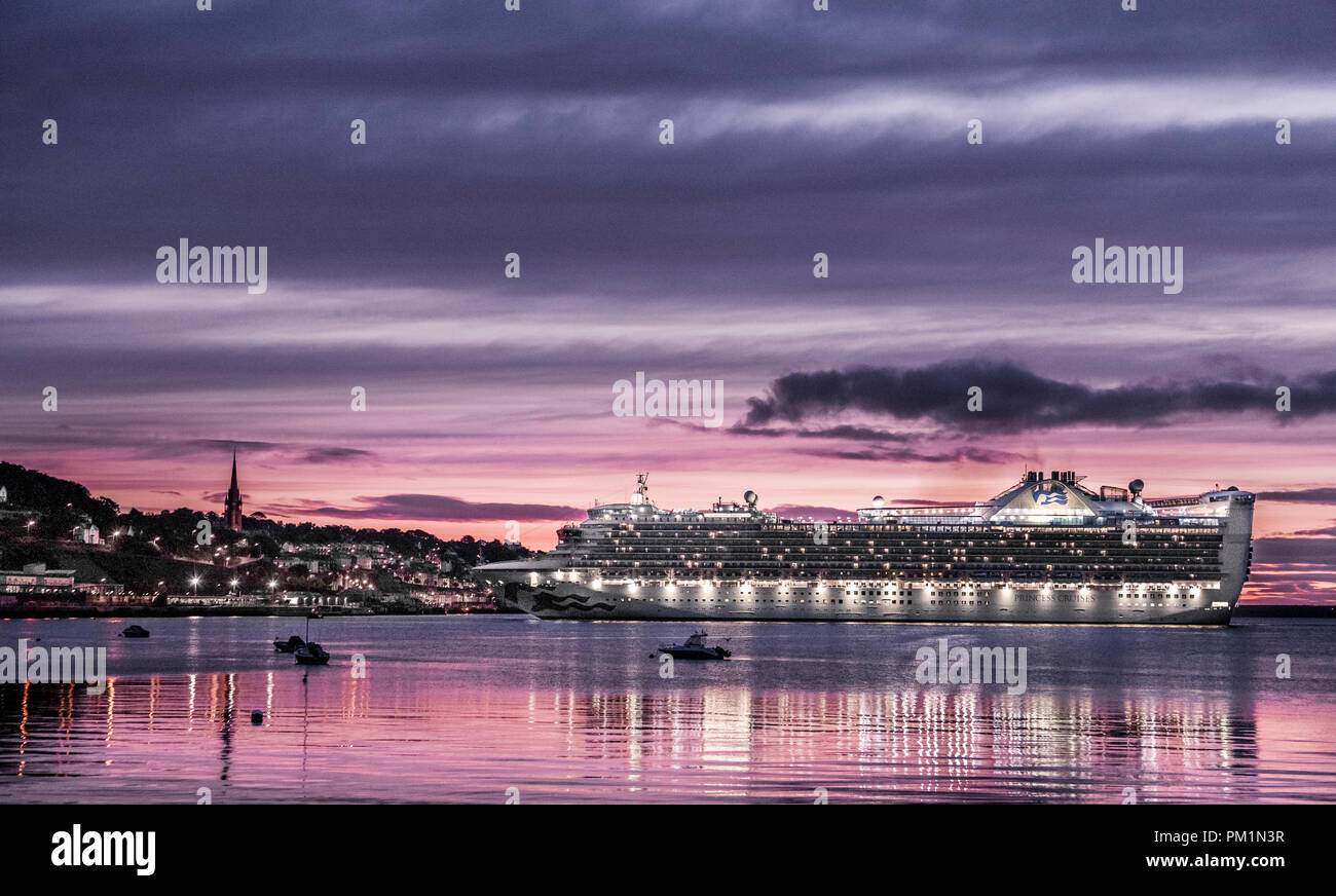 Cobh. L'Irlande. 12 Septembre, 2017. La princesse des Caraïbes de croisière arrive à l'aube pour sa dernière visite de la saison à Cobh Co. Cork. Banque D'Images