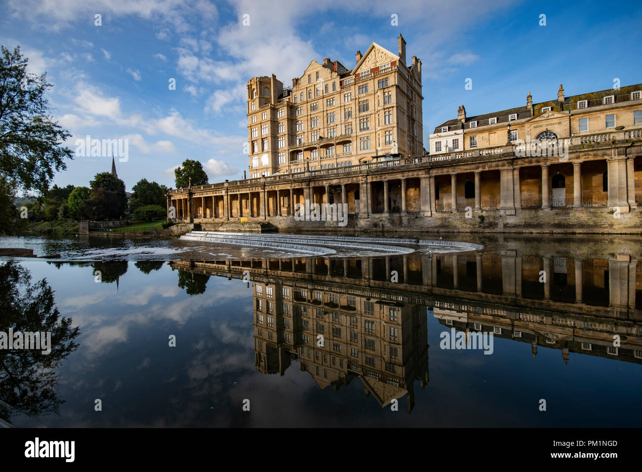 Vue sur Pultney Bridge dans la baignoire, sur une belle journée avec des reflets dans l'eau Banque D'Images