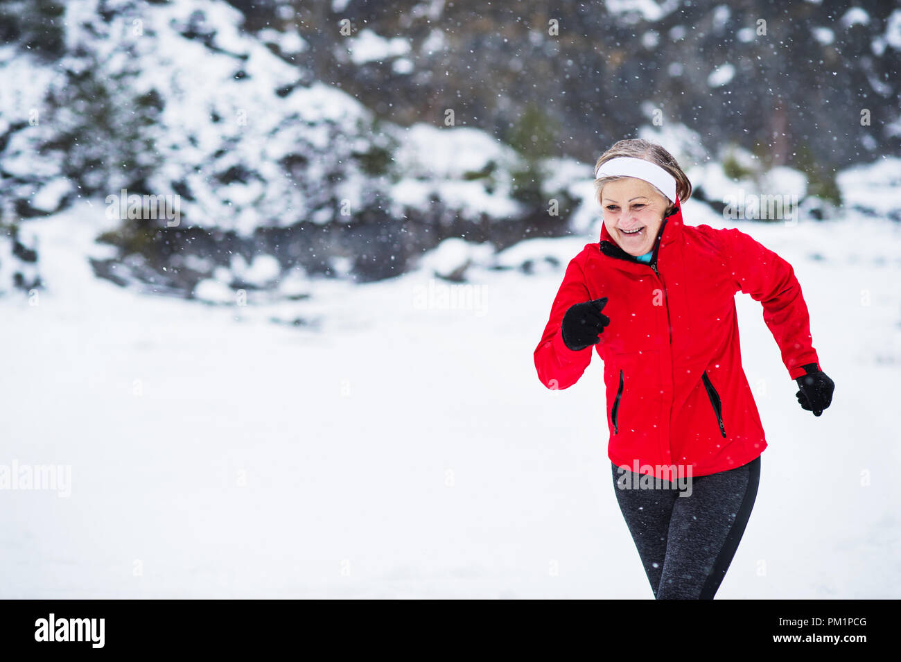 Senior woman jogging en hiver la nature. Copier l'espace. Banque D'Images