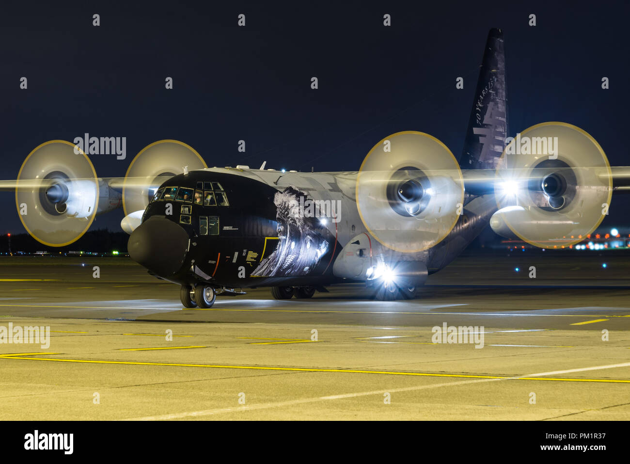 Un Lockheed C-130 Hercules des avions de transport militaires de la Force Aérienne belge à la base aérienne de Melsbroek dans la nuit. Banque D'Images