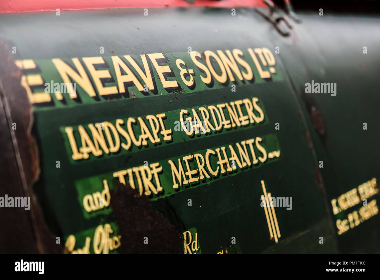 Old vintage véhicule de travail avec de la rouille et de l'âge lettrage peint E. Neave & Sons Ltd Paysagistes et Turf marchands. Classic. Période Banque D'Images