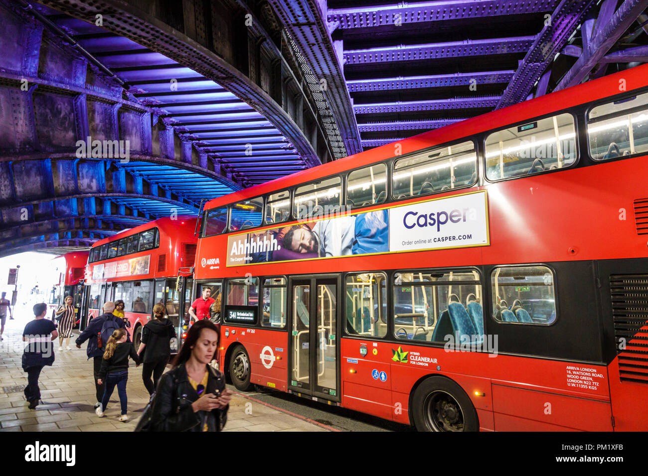 Londres Angleterre,Royaume-Uni,Royaume-Uni Grande-Bretagne,South Bank,Lambeth,Westminster Road tunnel Arch underpass,installation d'éclairage,bus double-decker,publii Banque D'Images