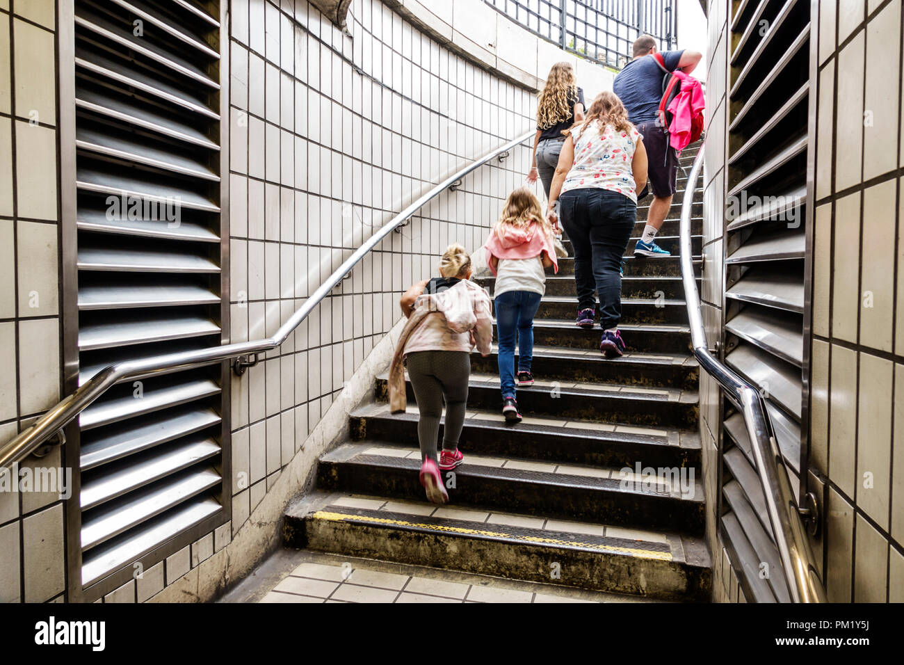Londres Angleterre,Royaume-Uni,Charing Cross métro Station métro tube métro, sortie, escaliers, femme femmes, filles, enfant enfants enfants enfants jeune Banque D'Images