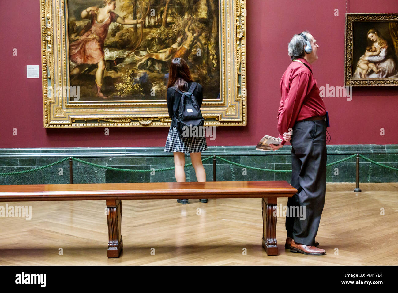 Londres Angleterre,Royaume-Uni,Trafalgar Square,la NationalGallery,musée d'art,intérieur,peinture,Titien Tiziano la mort d'Actaeon,la Vierge Suckling le Banque D'Images