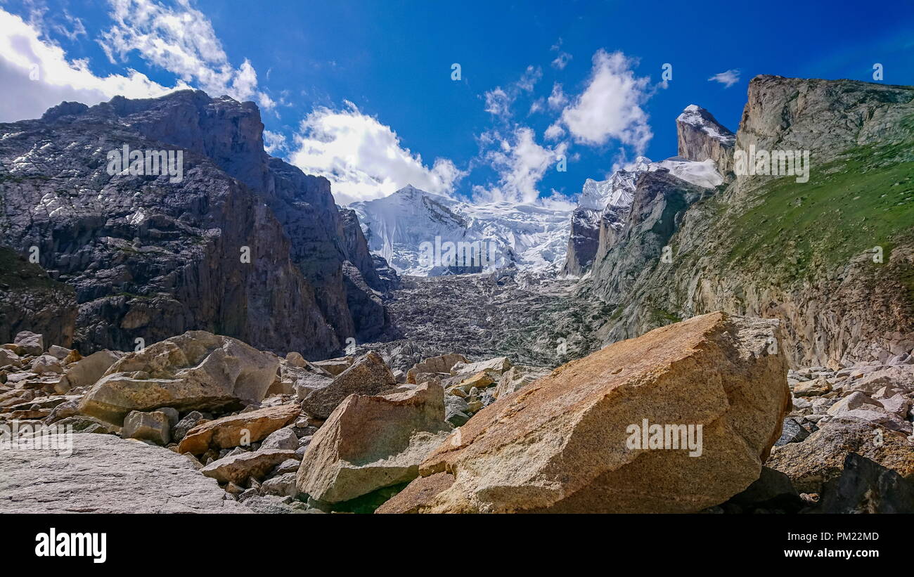 Magnifique paysage de Laila Peak et Glacier Gondogoro Karakorum mountain en été, Khuspang camp, K2 trek, au Pakistan. Banque D'Images