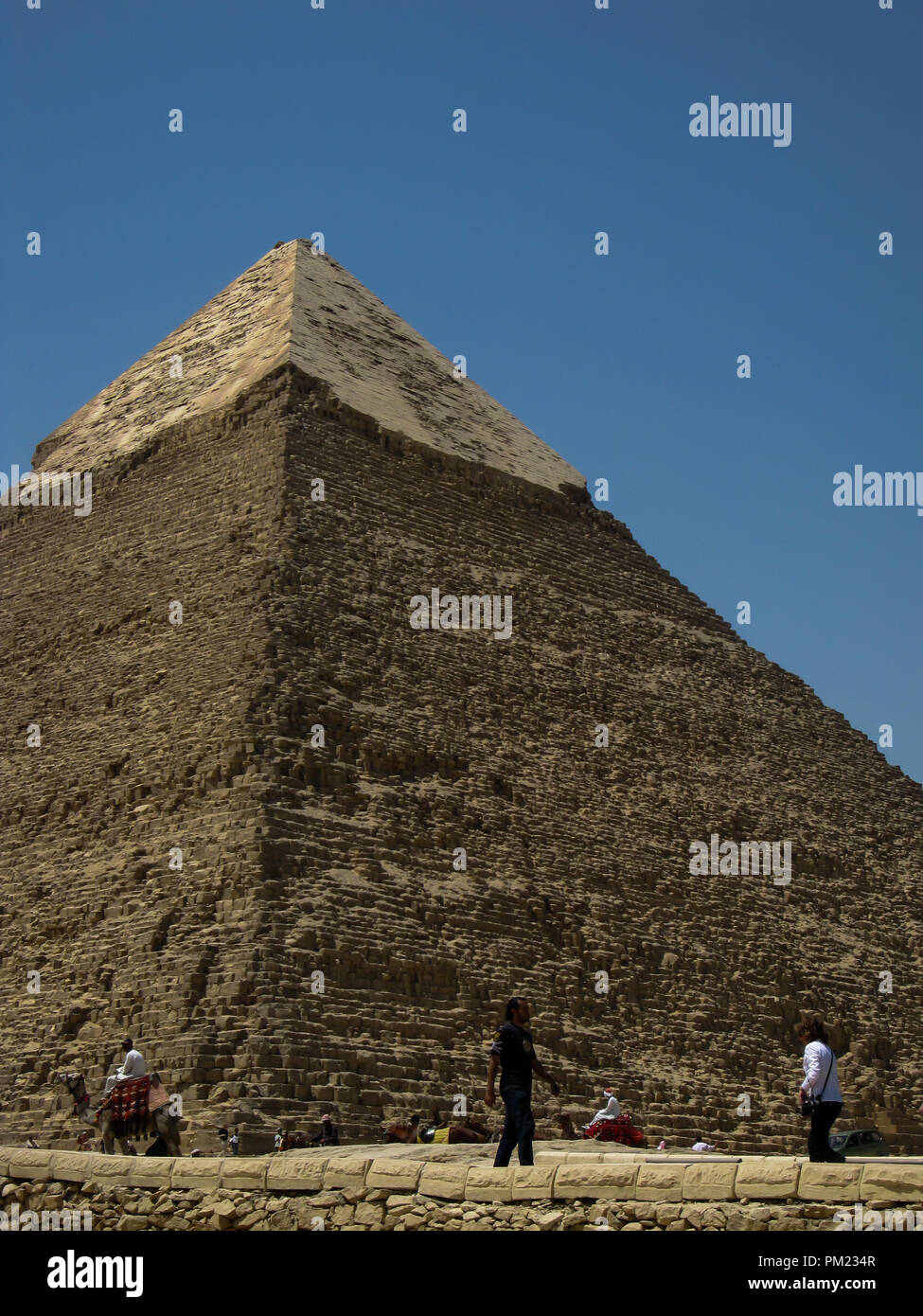 La grande pyramide de Gizeh, également connu sous le nom de Khufu ou Khéops, une importante destination touristique et site archéologique de Gizeh, Egypte Banque D'Images
