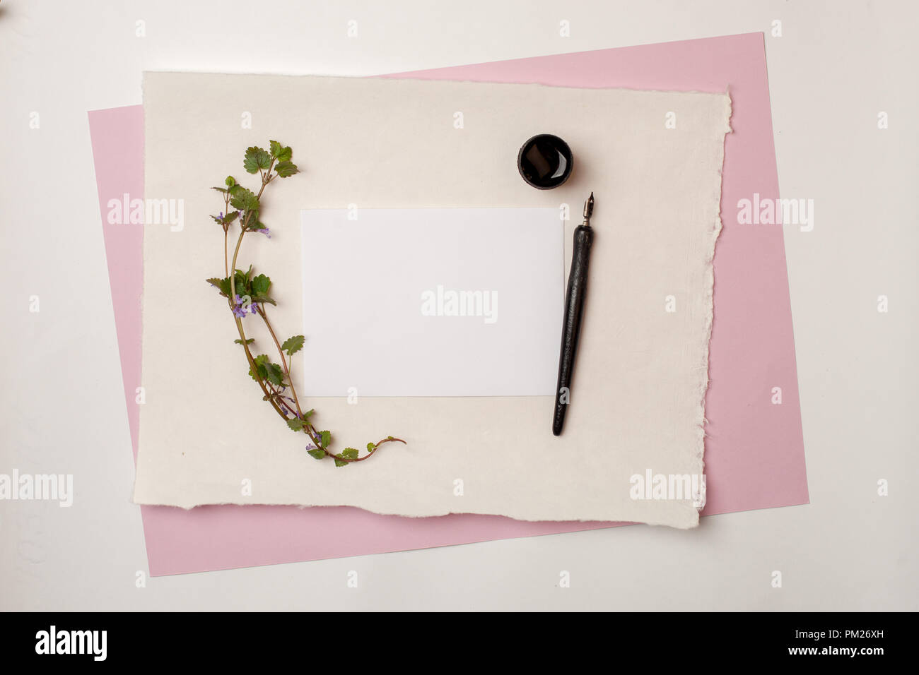 Mise à plat de l'espace de la composition, avec citation suivez votre coeur écrit en style de calligraphie sur papier blanc. Lieu de travail de l'artiste, de souhaits de mariage d'hiver Banque D'Images