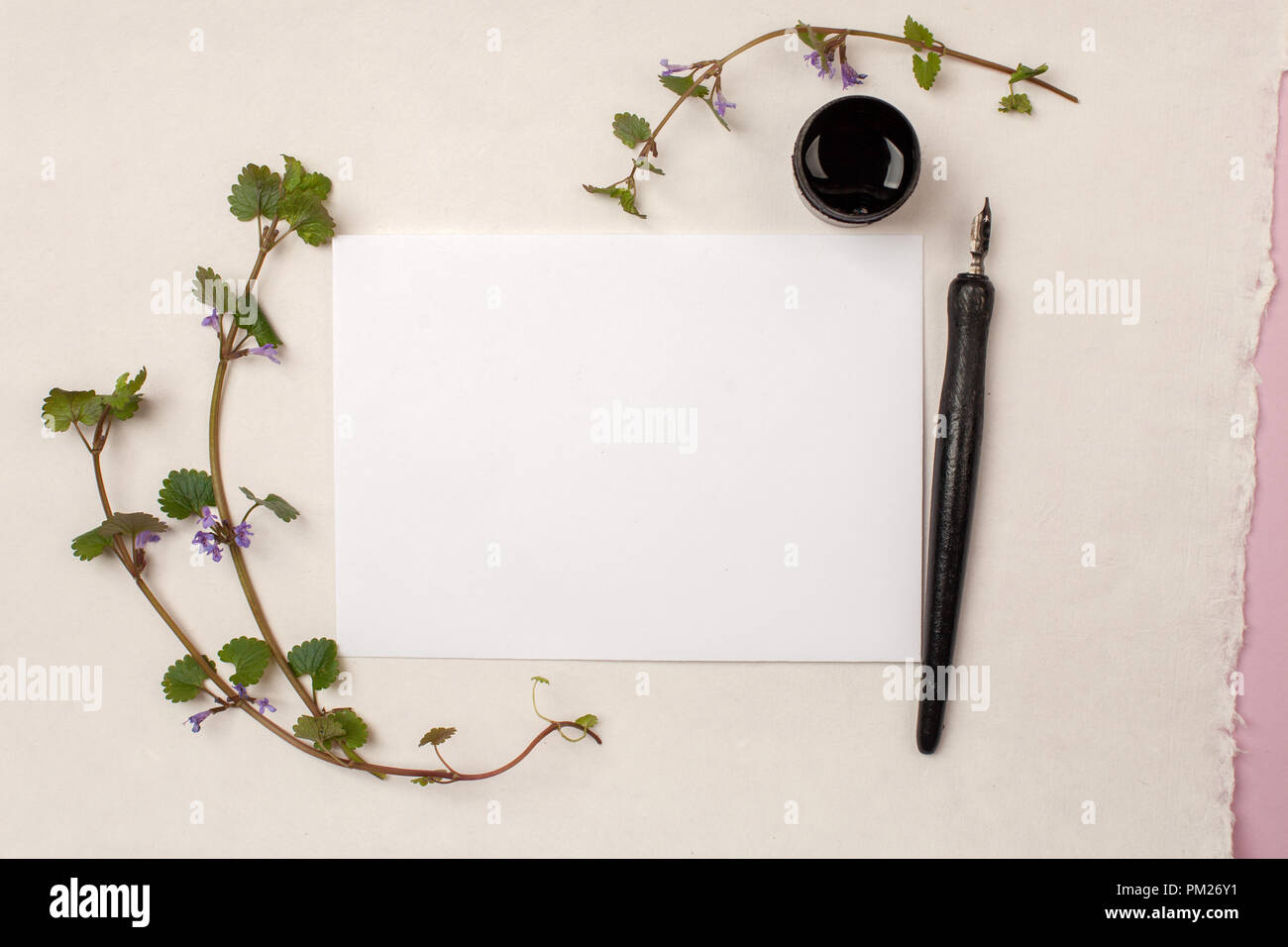 Mise à plat de l'espace de la composition, avec citation suivez votre coeur écrit en style de calligraphie sur papier blanc. Lieu de travail de l'artiste, de souhaits de mariage d'hiver Banque D'Images