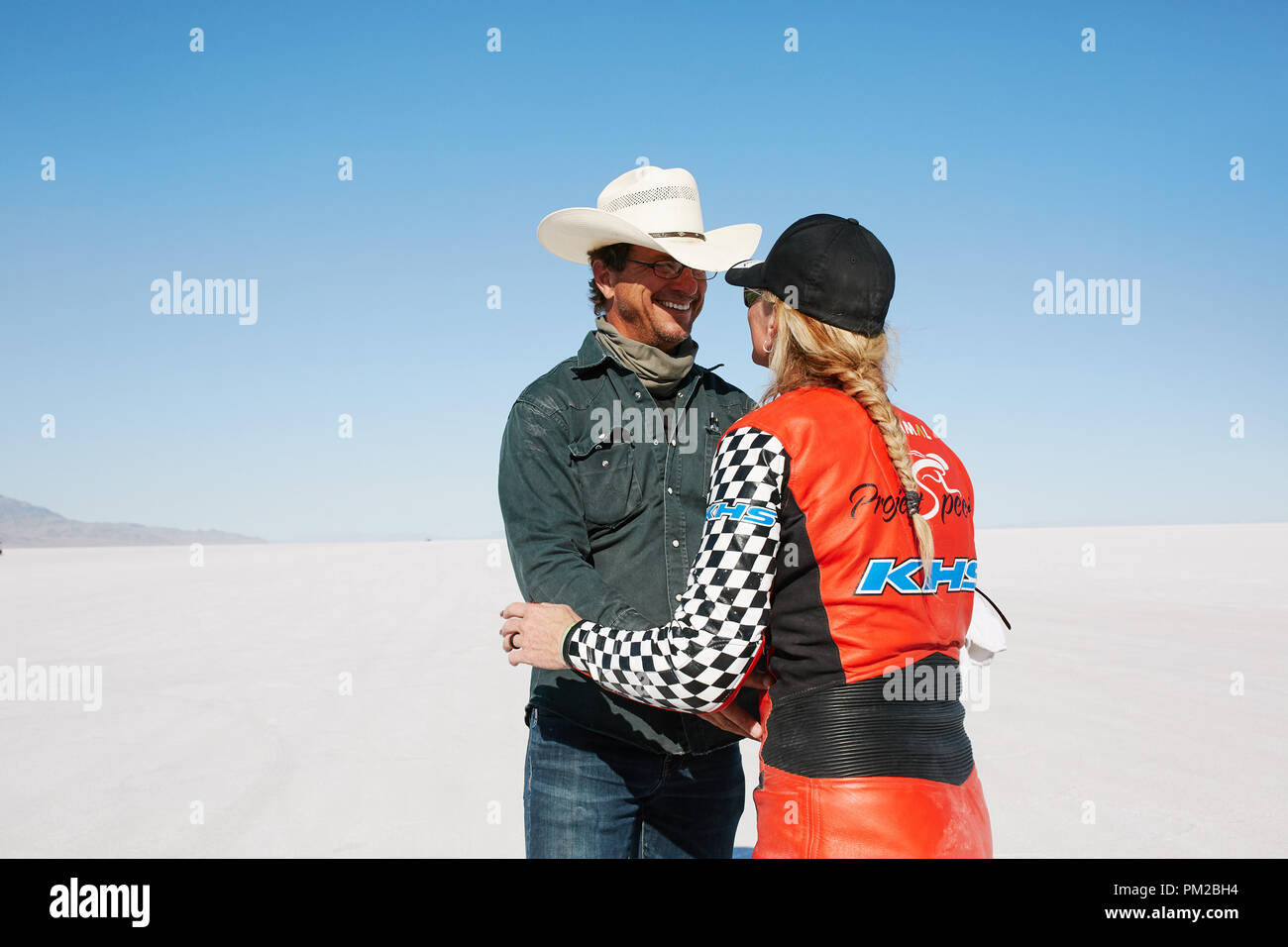 Bonneville, Utah, USA. 16 Sep, 2018. Denise Mueller Korenek essayer de battre le record de vitesse de vélo stimulés ; Denise Mueller a félicité par mari Chris Credit : Action Plus Sport/Alamy Live News Banque D'Images