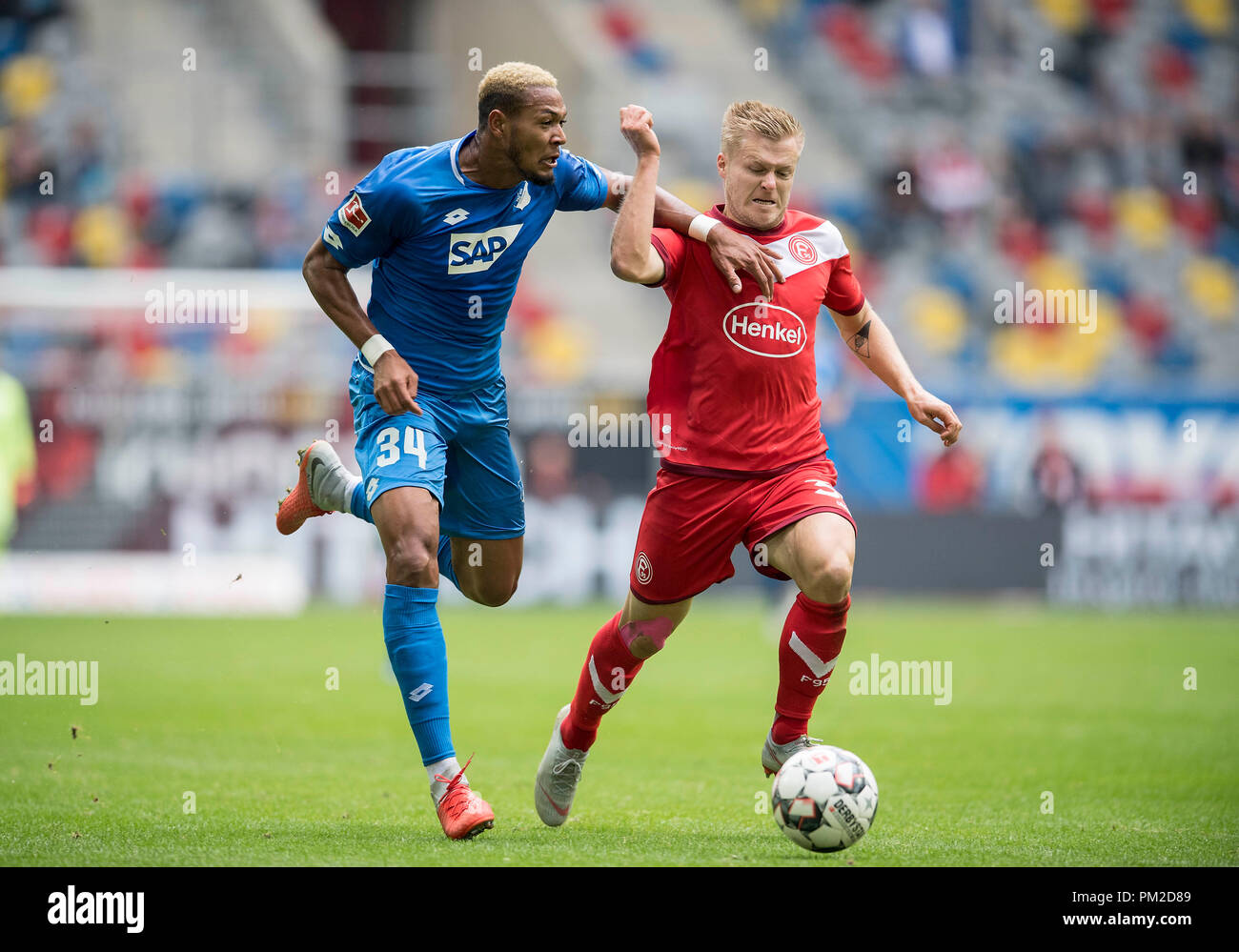 Jean prix r. (D) dans les duels et JOELINTON (1899), l'action. Soccer 1.Bundesliga, 3.journée, Fortuna Dusseldorf (D) - TSG 1899 Hoffenheim (1899) 2 : 1, le 15/09/2018 à Düsseldorf / Allemagne. # #  DFL règlement interdit toute utilisation des photographies comme des séquences d'images et / ou quasi-vidéo # #  | conditions dans le monde entier Banque D'Images