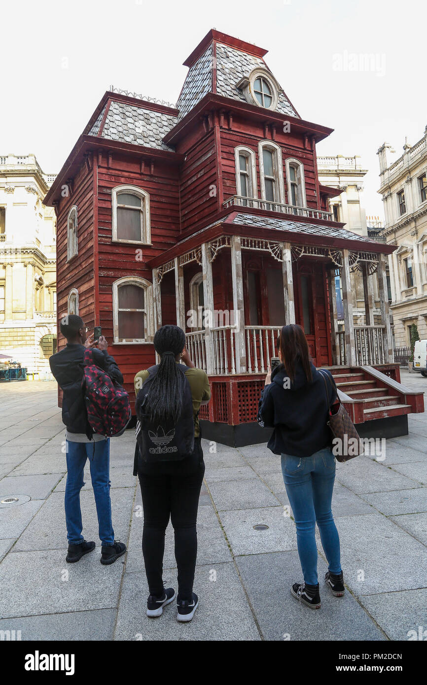 Royal Academy of Arts de Londres. UK. 17 Sept 2018 - L'objet de transition  (Psychobarn) un 30 pieds (10 m), fabriqué à partir des composants d'une  grange rouge traditionnel américain démantelé et