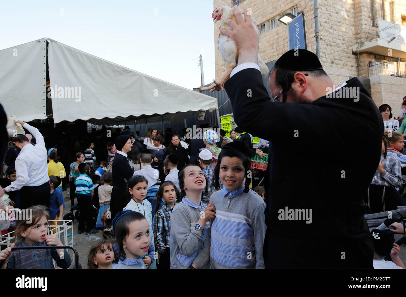 Jérusalem. 16 Sep, 2018. Les juifs ultra-orthodoxes effectuer la traditionnelle cérémonie Kaparot à Jérusalem, le 16 septembre 2018. Il est de coutume d'effectuer les Kaparot en préparation de la cérémonie de Yom Kippour, le Jour du Grand Pardon juif et le jour le plus saint du calendrier juif. Credit : Gil Cohen Magen/Xinhua/Alamy Live News Banque D'Images