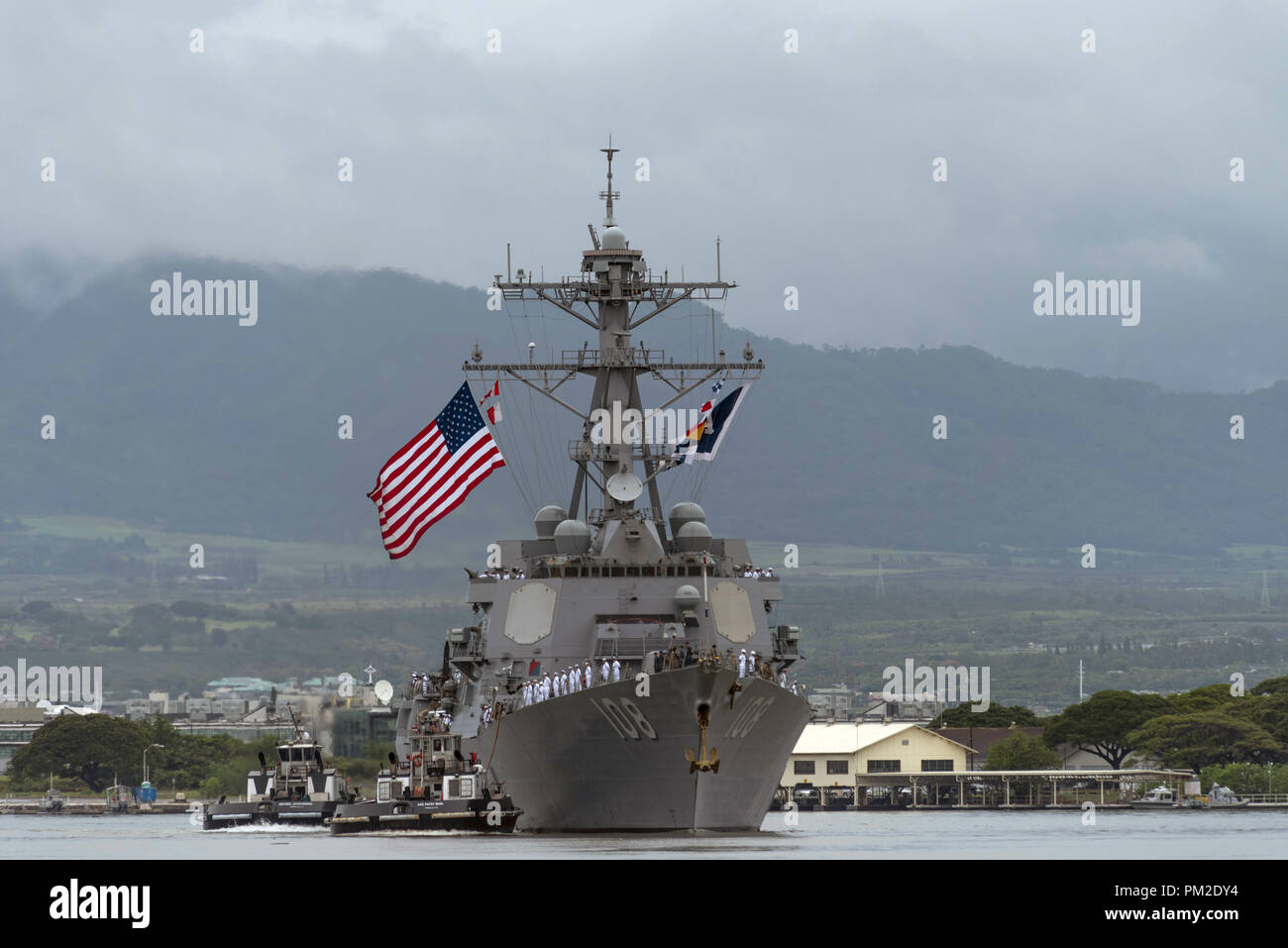 Pearl Harbor, Maine, USA. 22 octobre, 2015. PEARL HARBOR (sept. 13, 2018) La classe Arleigh Burke destroyer lance-missiles USS Wayne E. Meyer (DDG 108) et son équipage arrivent à leur nouveau port d'attache à Joint Base Harbor-Hickam Pearl. Le navire, qui était auparavant homeported à San Diego, est nommé d'après l'arrière Adm. Wayne E. Meyer, qui est connu comme le "père de l'Égide". (U.S. Photo par marine Spécialiste de la communication de masse 1re classe Corwin M. Colbert/libérés) 180913-N-QE NOUS globallookpress.com566-0010 Marine via Crédit : US Navy/Fédération de regarder/ZUMA/Alamy Fil Live News Banque D'Images