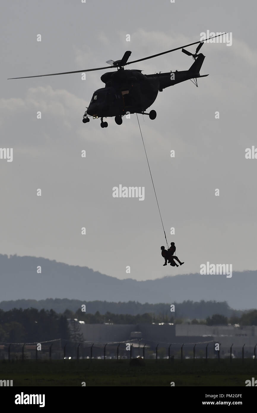 L'hélicoptère W-3A Sokol effectue une mission de sauvetage au cours de la Journées de l'OTAN et de la Force aérienne tchèque jours à Mosnov airport, Ostrava, République tchèque, le 15 septembre 2018. (Photo/CTK Jaroslav Ozana) Banque D'Images
