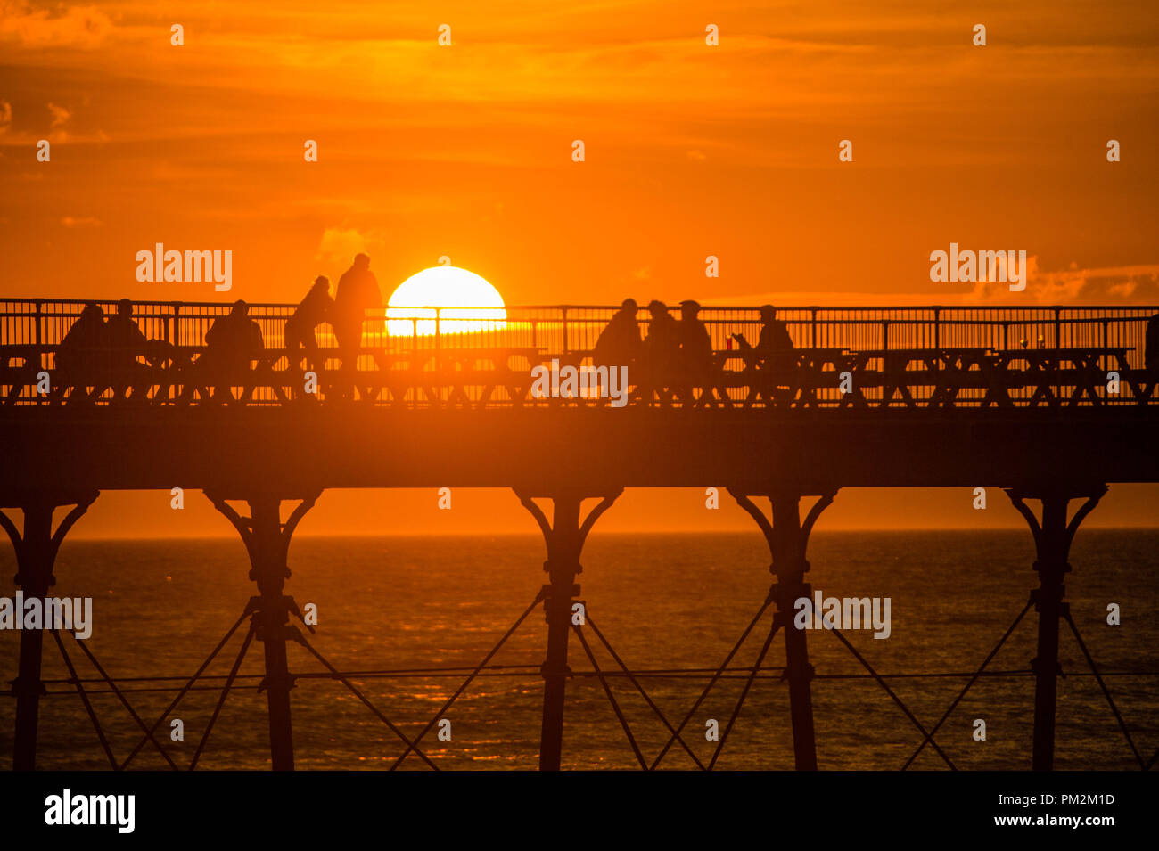 Pays de Galles Aberystwyth UK, lundi 17 septembre 2018 UK Weather : les gens sur le quai à Aberystwyth en prenant un verre dans le très beau temps pendant qu'ils attendent pour Helene tempête pour rouler dans la nuit. L'ouest de la France se prépare donc pour l'impact de la tempête Hélène, qui est prédit pour frapper ce soir et à demain matin, avec des vents soufflant jusqu'à 70 mi/h dans les zones exposées et le risque de danger à la vie à partir de la projection de débris Photo © Keith Morris / Alamy Live News Banque D'Images