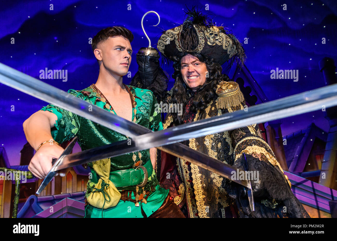 L'Hippodrome de Birmingham, Royaume-Uni. 17 septembre 2018. Peter Pan, la Pantomime Photocall Birmingham Hippodrome, England, UK. 19 décembre 2018. De gauche à droite sont Jaymi Hensley (Peter Pan) et Jimmy Osmond (Capitaine Crochet). La comédie se déroule du 19 décembre 2018 - 27 janvier 2019. Photo par Simon Hadley/ Alamy Live News. Banque D'Images